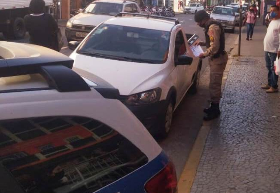 Com a distribuição de folhetos e orientações de prevenção à violência contra a mulher, a Polícia Militar deu início nesta segunda-feira na campanha "Agosto Lilás"