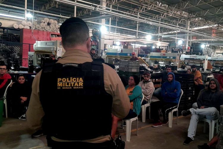 PERDIGÃO/MG – POLÍCIA MILITAR REALIZA PALESTRA EDUCATIVA SOBRE SEGURANÇA NO TRÂNSITO