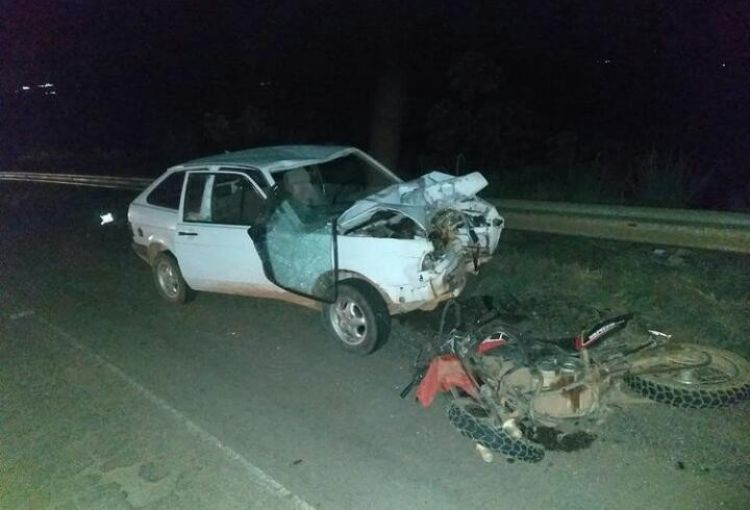 Acidente entre um carro e uma moto em Pitangui deixou uma pessoa gravemente ferida