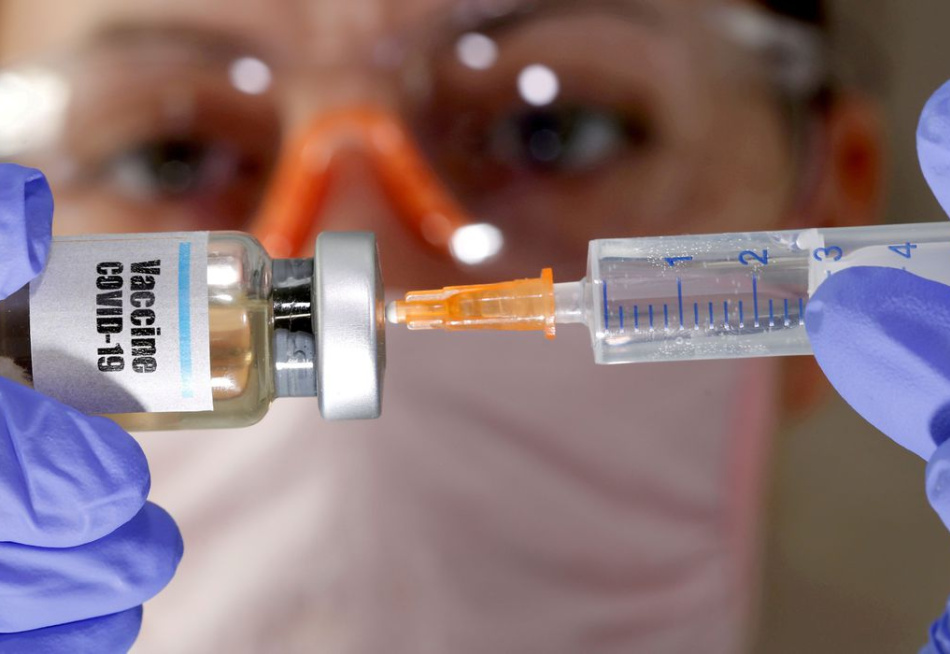 Trabalhadores industriais com 32 e 34 anos recebem nesta quinta-feira a primeira dose da vacina contra a Covid-19