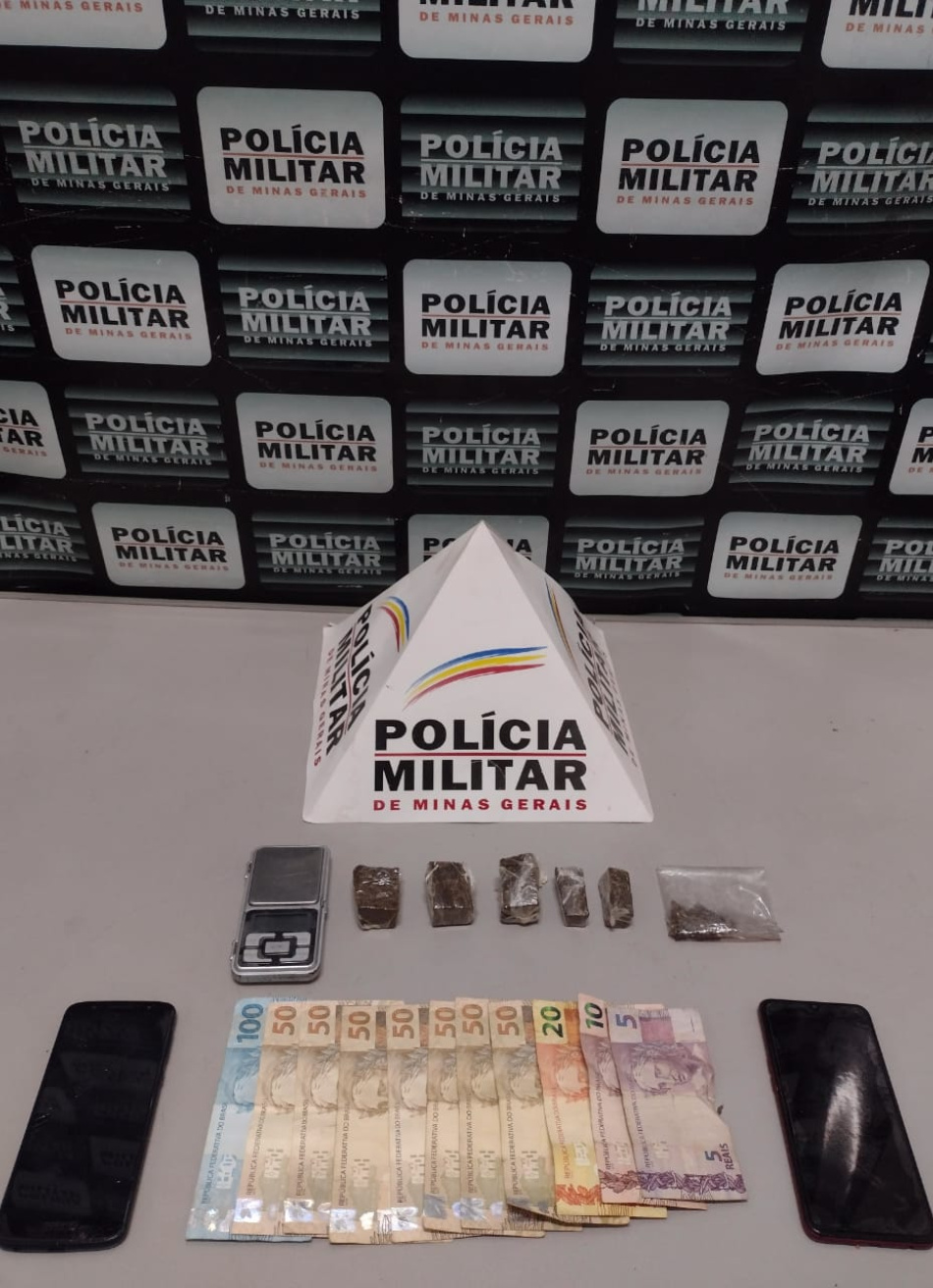 Polícia Militar prende um suspeito e apreende um adolescente acusados de tráfico de drogas no bairro Providência