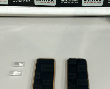 NOVA SERRANA/MG – POLÍCIA MILITAR PRENDE DOIS HOMENS SUSPEITOS POR TRÁFICO E APREENDE MATERIAL ILÍCITO