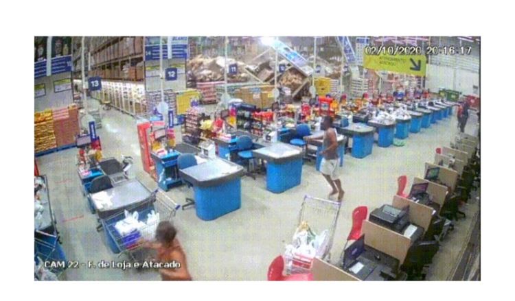 Uma pessoa morreu e quatro ficaram feridas depois que prateleiras desabaram dentro de um supermercado em São Luís