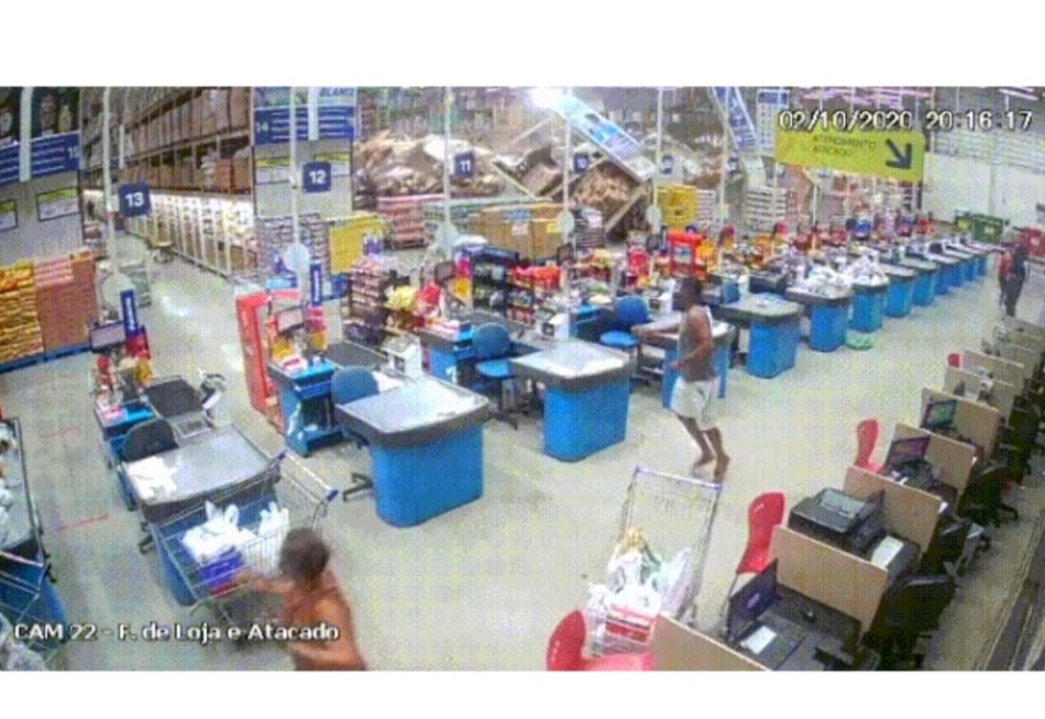 Uma pessoa morreu e quatro ficaram feridas depois que prateleiras desabaram dentro de um supermercado em São Luís