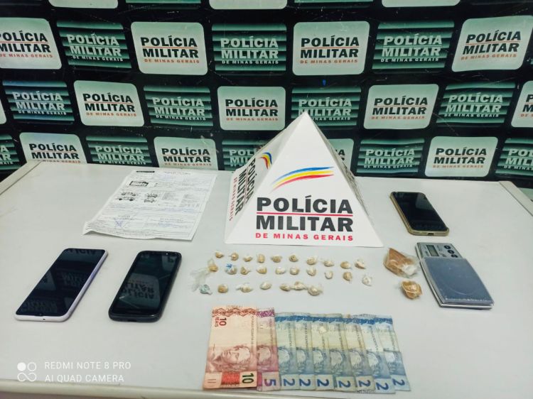 Polícia Militar apreendeu 27 pedras de substância parecida com crack no bairro Santo Antônio