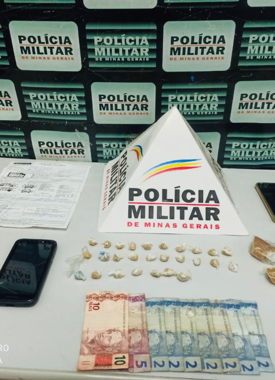 Polícia Militar apreendeu 27 pedras de substância parecida com crack no bairro Santo Antônio