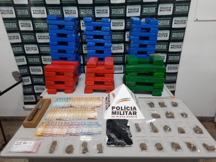 Polícia Militar apreendeu 139 barras inteiras e quatro fracionadas de maconha em Pará de Minas