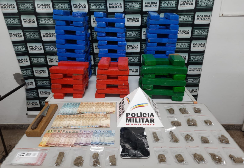 Polícia Militar apreendeu 139 barras inteiras e quatro fracionadas de maconha em Pará de Minas