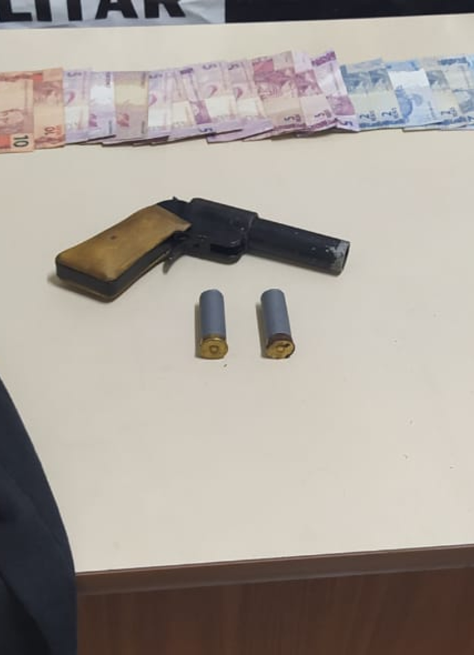 Polícia Militar prende dois homens acusados de praticarem roubo a um posto de combustível em Bom Despacho