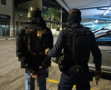 GCM prende homem  suspeito por tráfico de entorpecentes no bairro Maria José do Amaral