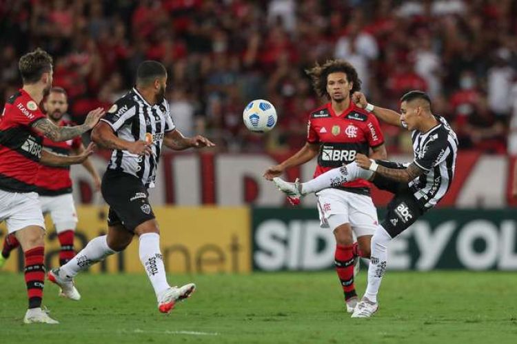 Atlético perde para o Flamengo em confronto direto pelo título do Campeonato Brasileiro