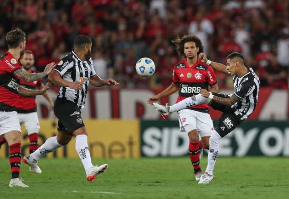 Atlético perde para o Flamengo em confronto direto pelo título do Campeonato Brasileiro