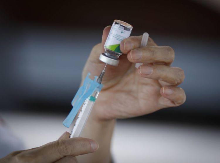 Trabalhadores da saúde recebem nesta sexta-feira a dose de reforço da vacina contra a Covid-19