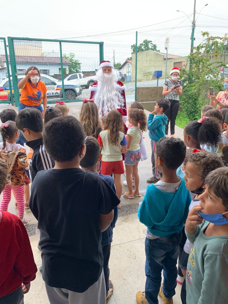 Crianças do Cemei Padre Hernani receberam nesta sexta-feira a visita do Papai Noel