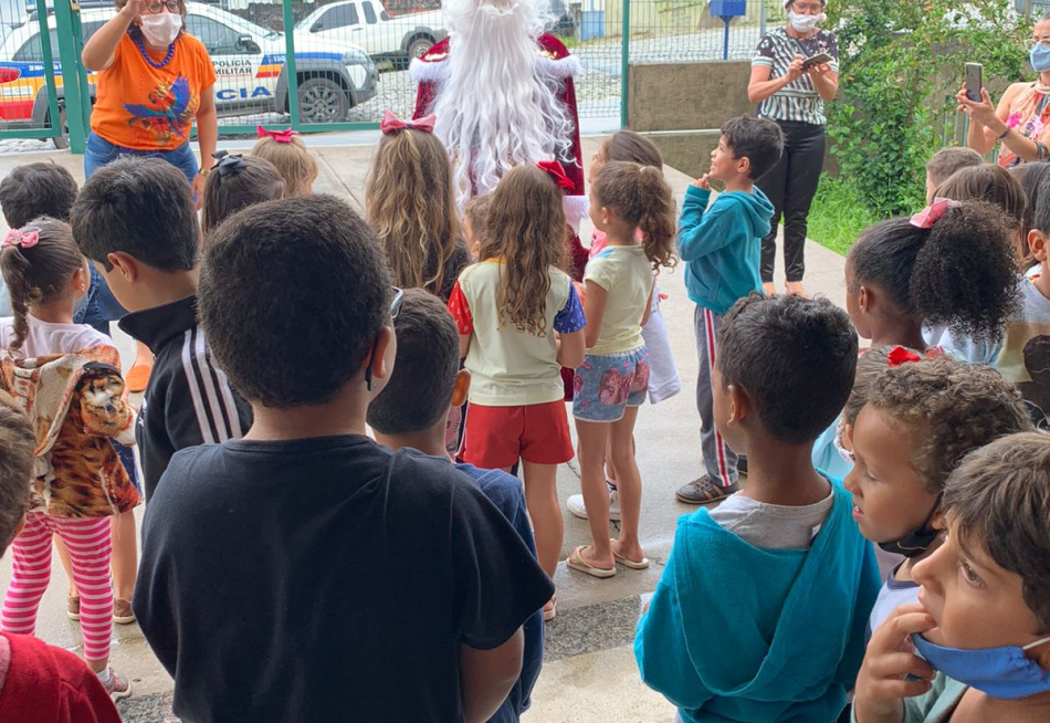 Crianças do Cemei Padre Hernani receberam nesta sexta-feira a visita do Papai Noel