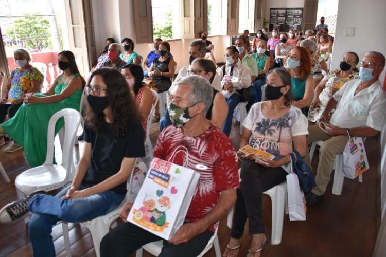 Idosos do Centro de Convivência lançaram o livro  "Sobre (viver), isolamento social e nossas recordações afetivas"