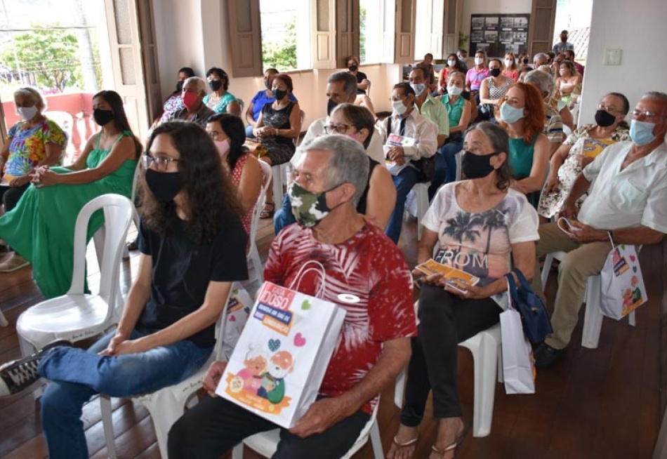 Idosos do Centro de Convivência lançaram o livro  "Sobre (viver), isolamento social e nossas recordações afetivas"
