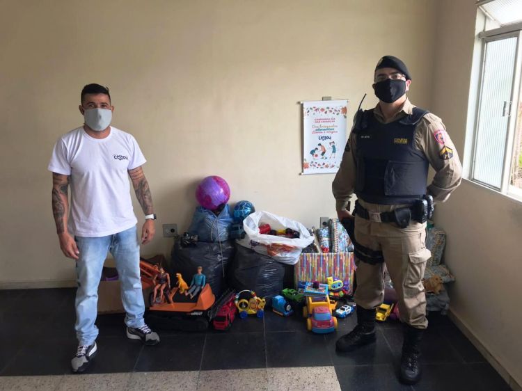 Polícia Militar entrega brinquedos arrecadados em apoio à campanha de projeto social "Cestou"