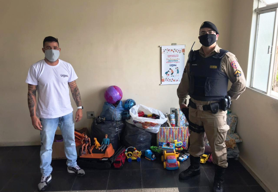 Polícia Militar entrega brinquedos arrecadados em apoio à campanha de projeto social "Cestou"