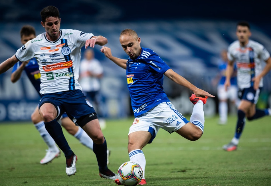 Cruzeiro é derrotado pelo Confiança e vê diferença para o G4 subir para 12 pontos