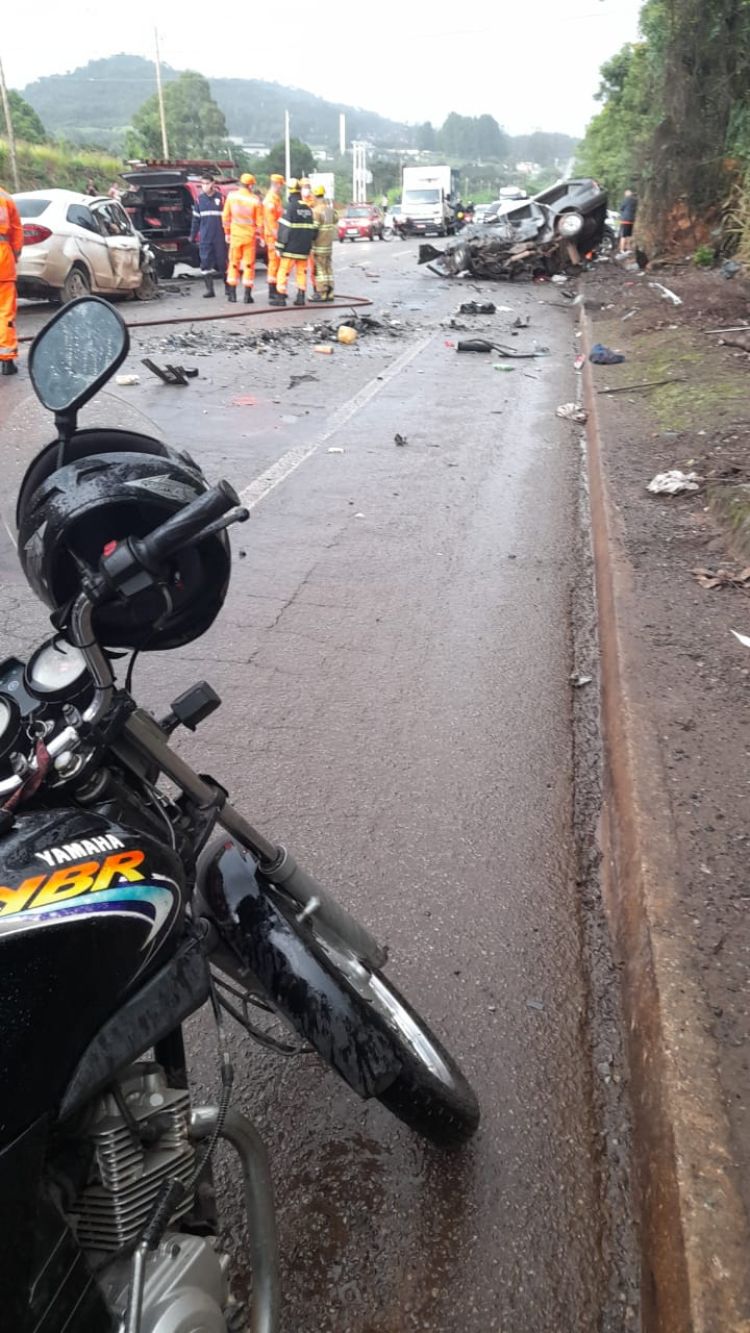 Cinco pessoas morreram e duas ficaram feridas em um grave acidente nesse domingo na MG 431 entre Pará de Minas e Itaúna