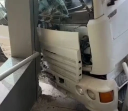 Caminhão desgovernado atinge carro e fachada de loja em Divinópolis