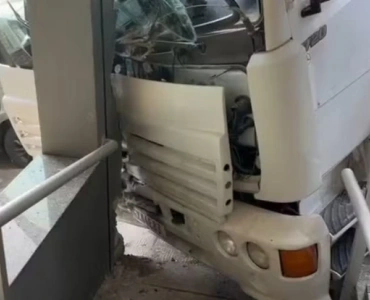 Caminhão desgovernado atinge carro e fachada de loja em Divinópolis