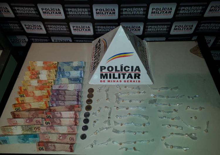 Homem é preso em Divinópolis com 63 pedras de crack e R$ 449,50 em dinheiro