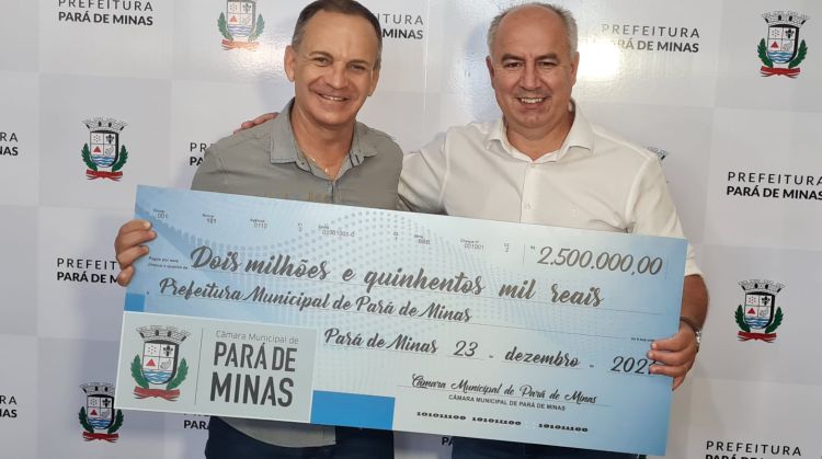 Câmara faz entrega simbólica de cheque no valor de R$ 2,5 milhões referente à devolução de sobras de recursos municipais