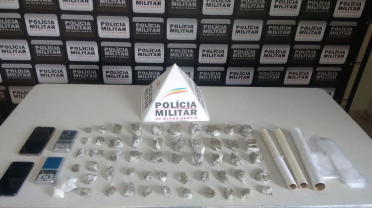 Polícia Militar apreende 52 buchas de maconha, duas buchas de cocaínas e duas balanças de precisão e prende rapaz em Abaeté