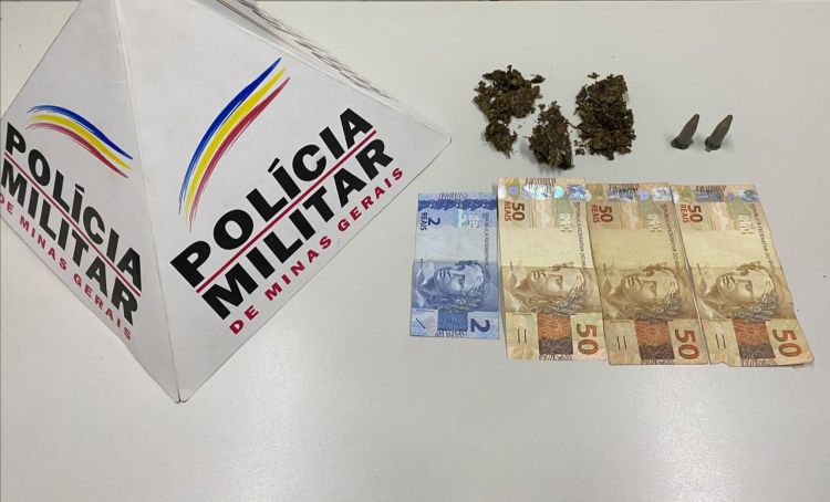 Polícia Militar apreende cocaína e maconha com condutor de veículo no centro de Igaratinga