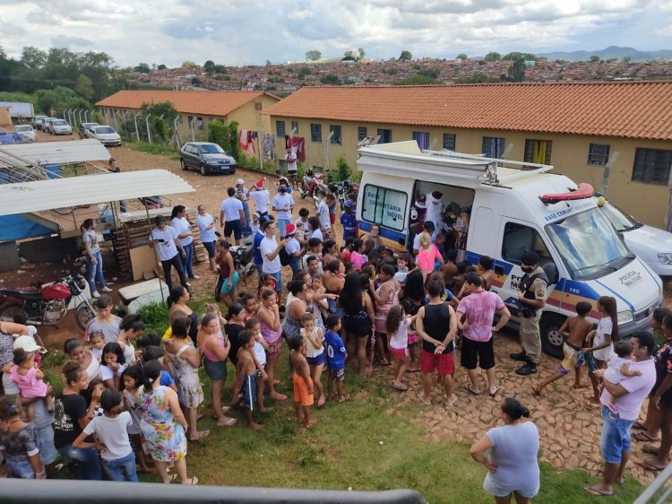 Crianças do Bairro Cecília Meireles receberam nesse sábado presentes da campanha “Faça Uma Criança Feliz”