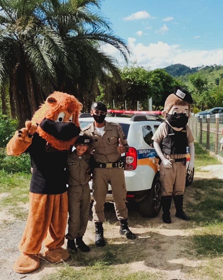 Menina de 9 anos celebra o aniversário com a presença especial da Polícia Militar