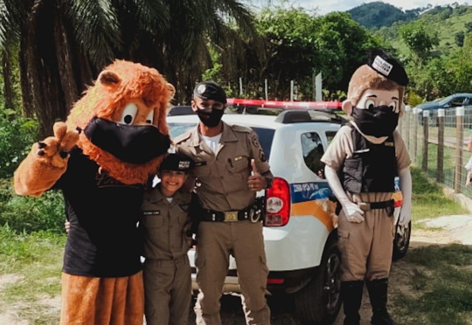 Menina de 9 anos celebra o aniversário com a presença especial da Polícia Militar