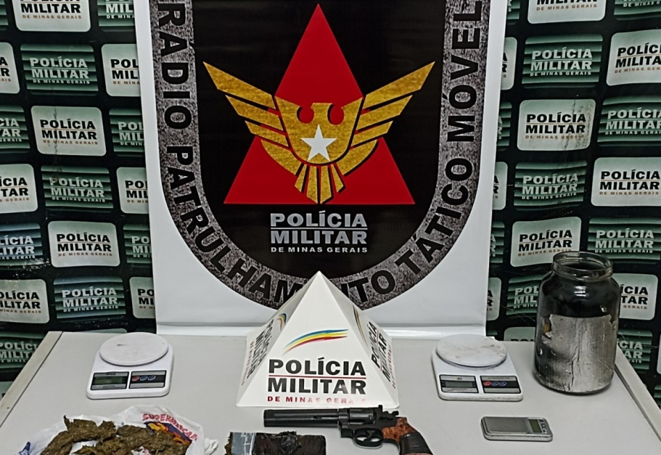 PM prende suspeito e apreende adolescente por tráfico de drogas em Pará de Minas