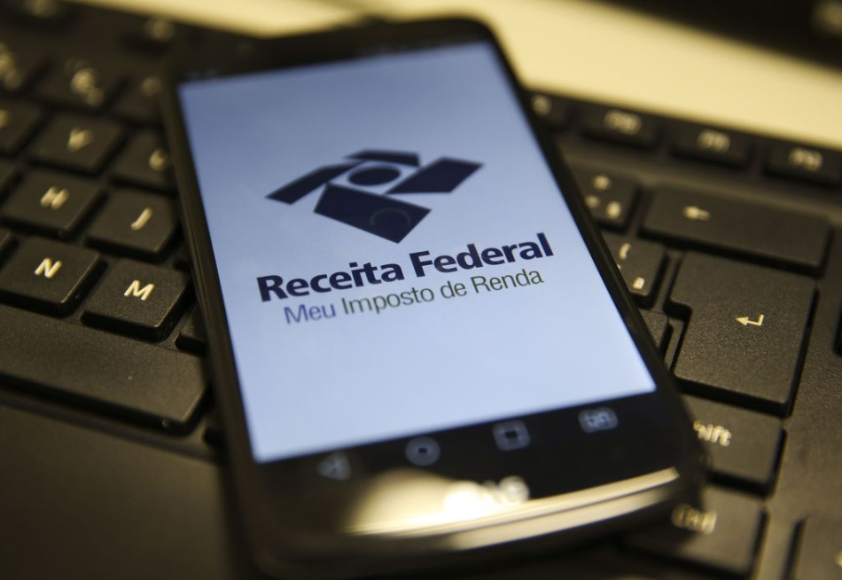 Quase 200 mil contribuintes que tinham caído na malha fina do Imposto de Renda e acertaram as contas com o Fisco receberão dinheiro