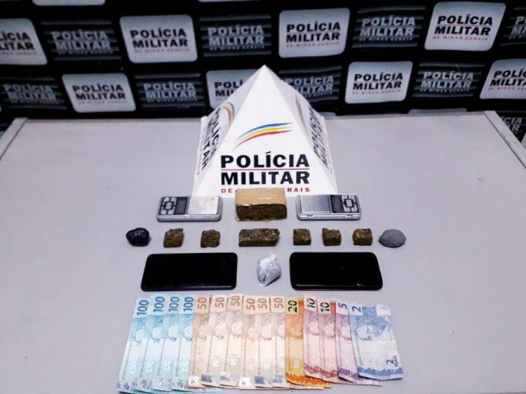 Através de denúncias, Polícia Militar apreende maconha, balança de precisão e dinheiro com dupla de infratores em Pará de Minas