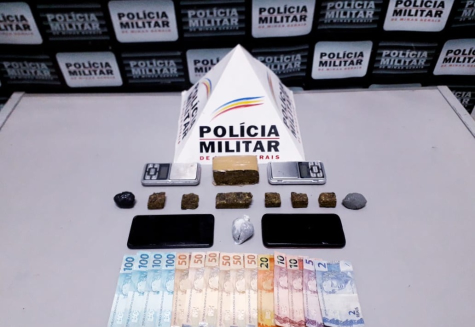 Através de denúncias, Polícia Militar apreende maconha, balança de precisão e dinheiro com dupla de infratores em Pará de Minas