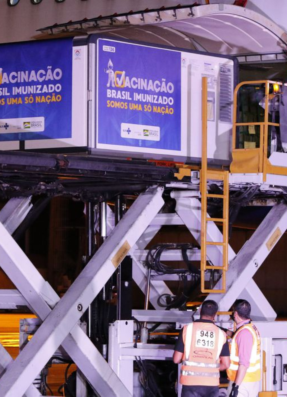 Remessa de 3,8 milhões de doses da Oxford/AstraZeneca chega ao Brasil neste domingo