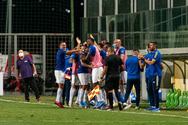 Cruzeiro vence o Uberlândia e reassume a liderança do Campeonato Mineiro