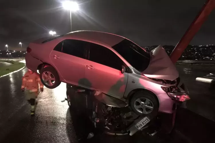 Motoristas escapam ilesos de grave acidente no Anel Rodoviário