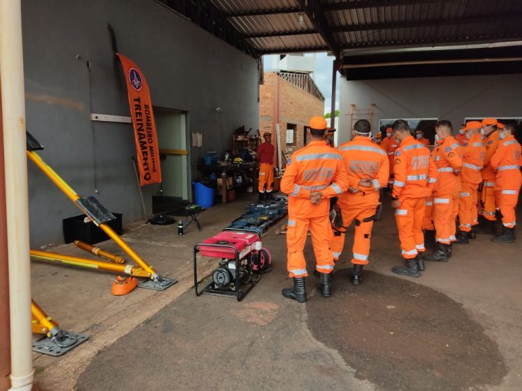 Corpo de Bombeiros faz treinamentos para as missões durante o período de chuvas em Minas Gerais