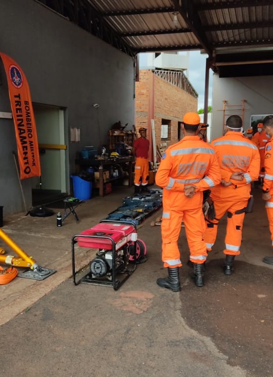 Corpo de Bombeiros faz treinamentos para as missões durante o período de chuvas em Minas Gerais