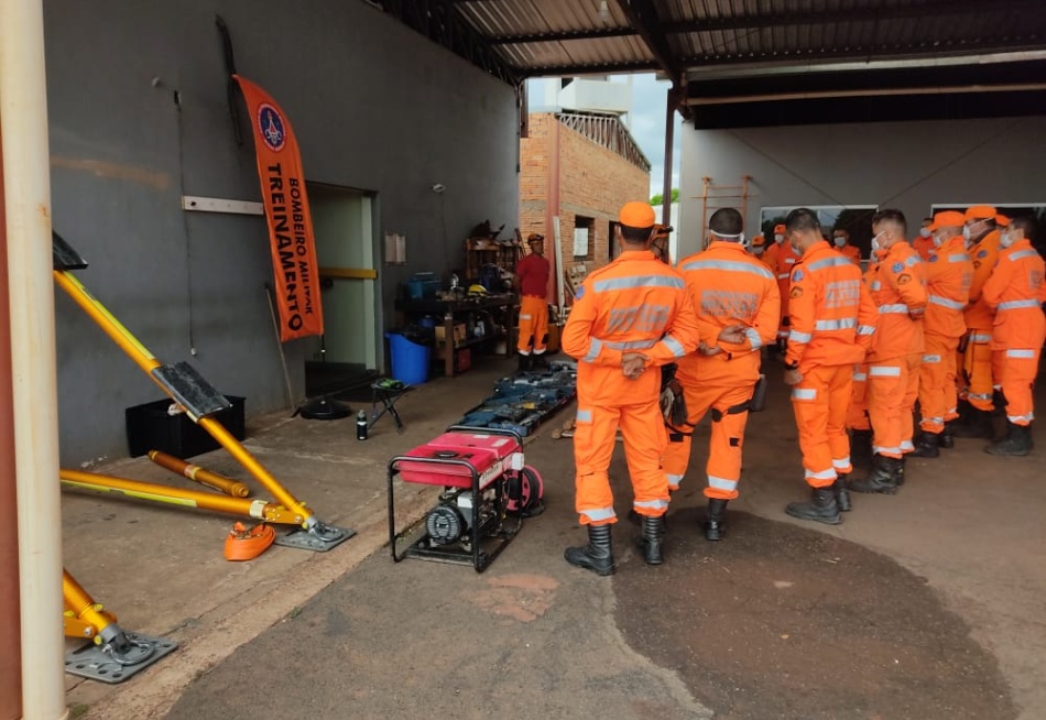 Corpo de Bombeiros faz treinamentos para as missões durante o período de chuvas em Minas Gerais