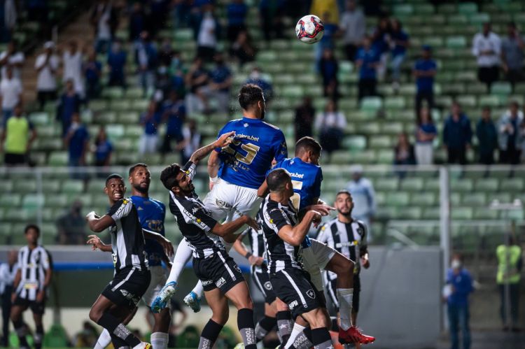 Cruzeiro cria as melhores chances, mas apenas empata com o Botafogo