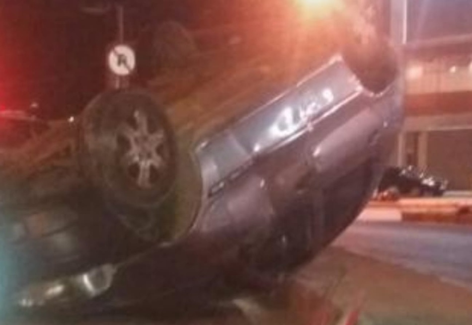 Fiat Pálio capota no centro de Pará de Minas e casal leva grande susto