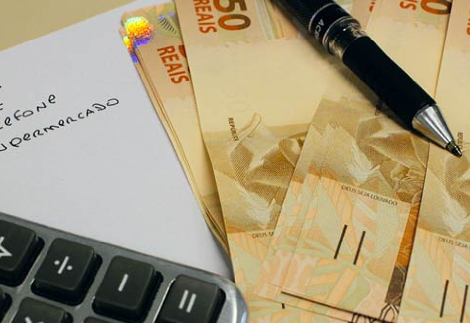 Relator do orçamento de 2022 propõe salário mínimo em R$ 1.210 no ano que vem