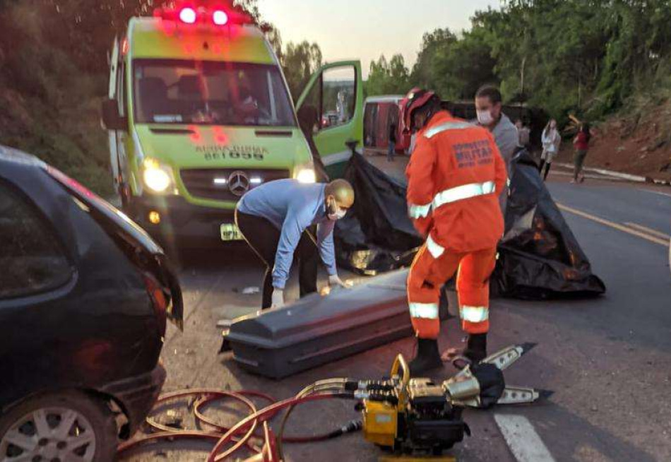 Motorista inabilitado morre após colidir seu veículo com um ônibus em Corinto