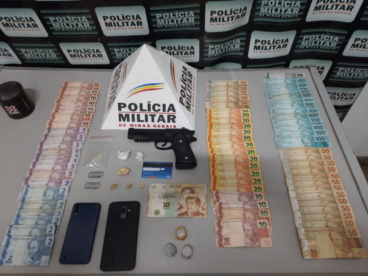 Polícia Militar apreendeu drogas e dinheiro no bairro São Cristóvão