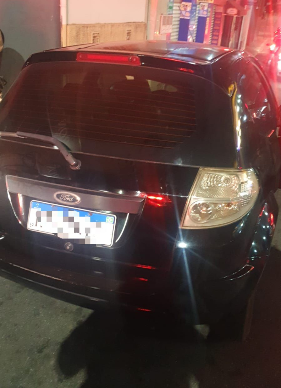 Veiculo com sinalização de furto é localizado pela PM, no centro de Pará de Minas.